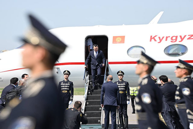 Президент Кыргызстана прибыл в Узбекистан для участия в саммите «Центральная Азия – ЕС»