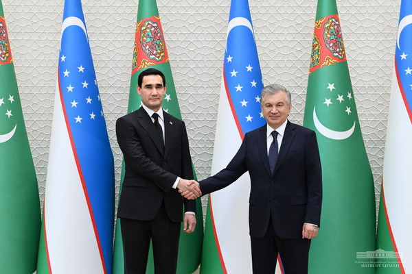 Президента Туркменистана торжественно встретили в Куксарое