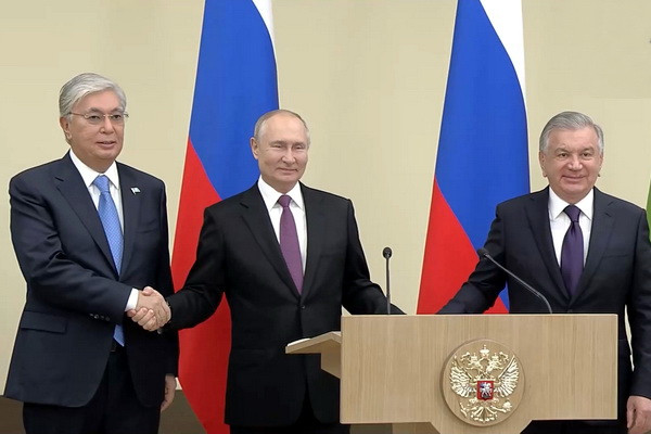 The leaders of Uzbekistan, Russia and Kazakhstan launched supplies of Russian gas to Uzbekistan through Kazakhstan