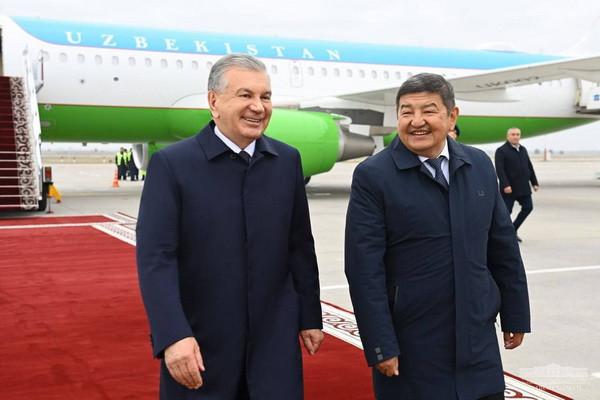 Президент Узбекистана прибыл в Кыргызстан