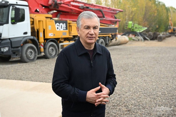 Uzbek leader inspects transport and service projects in Tashkent