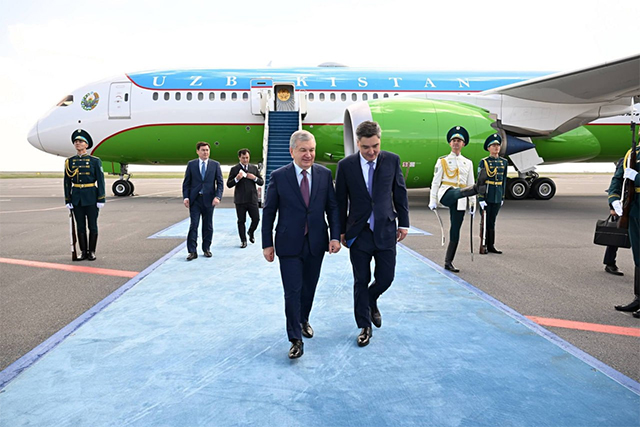 Ўзбекистон Президенти Қозоғистонга келди