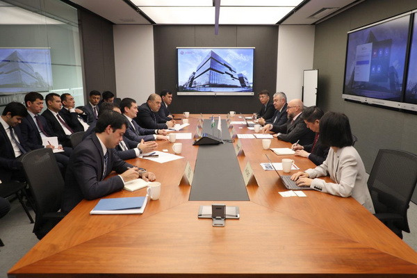 Issues regarding the implementation of new projects in cooperation with the AIIB were discussed