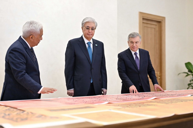 Мирзиёев передал Токаеву архивные материалы по Туркестану