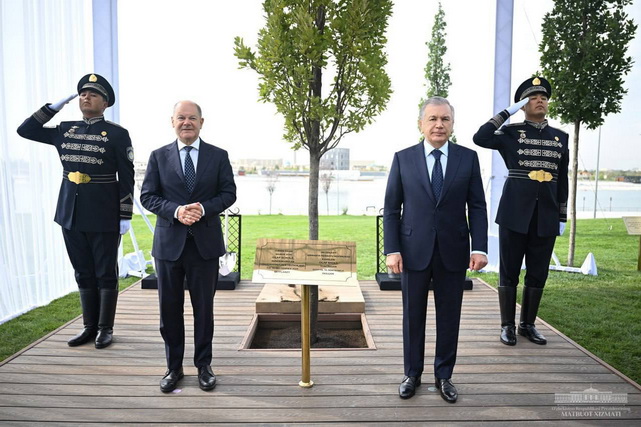 President of Uzbekistan and German Chancellor plant tree together