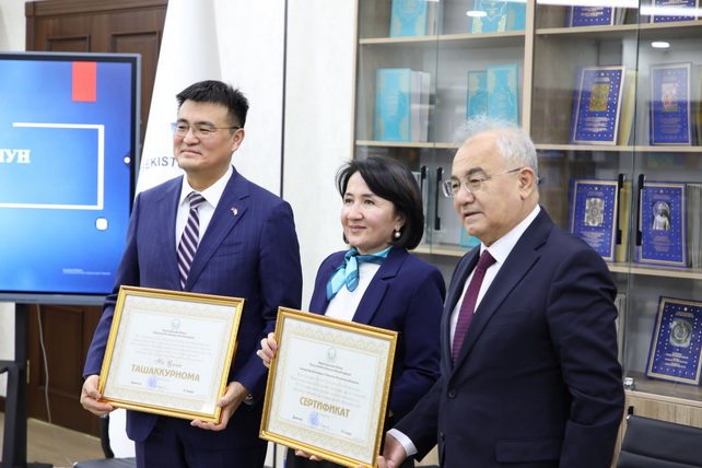 Chinese Embassy Donates Around 800 Books to Human Rights House in Tashkent