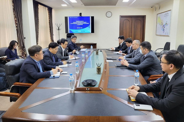 A meeting was held with representatives of KOICA, KIGAM and KOMIR corporations