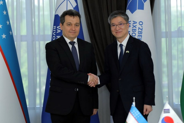 Министр ИКТ провел встречу с Чрезвычайным и полномочным послом Республики Корея в Узбекистане