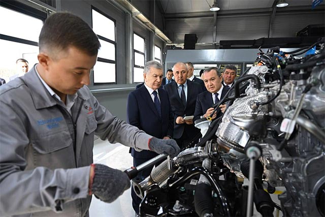 Шавкат Мирзиёев ознакомился с Школой автомобильной инженерии в Джизаке