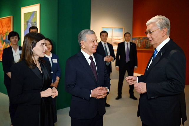 O‘zbekiston va Qozog‘iston yetakchilari rangtasvir va grafika asarlari ko‘rgazmasi bilan tanishdilar
