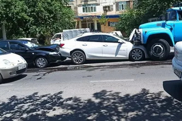 Шесть автомобилей попали в аварию в Ташкенте