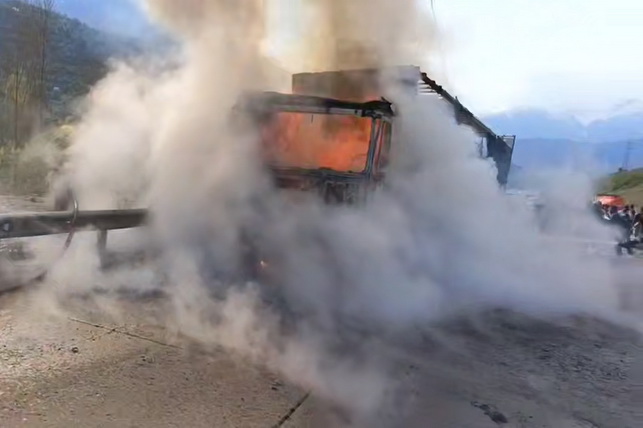 Fire extinguished on truck at Kamchik Pass