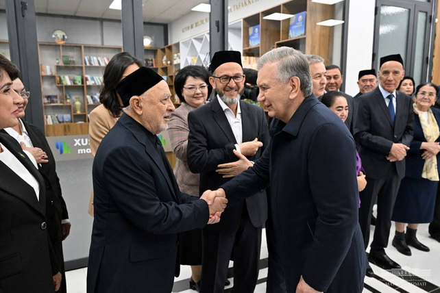Uzbek President reviewed transformations in the "Khushnud" mahalla