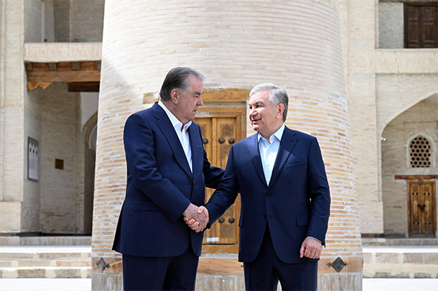 Президент Таджикистана посетил исторические памятники Бухары