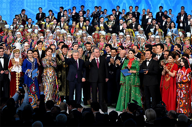 Мирзиёев и Рахмон посетили совместный концерт Узбекистана и Таджикистана