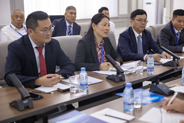 A meeting was held with the Governor of Jiangsu Province of the People’s Republic of China