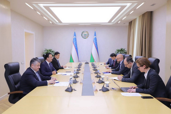 Laziz Kudratov meets with the Vice President of the Asian Infrastructure Investment Bank