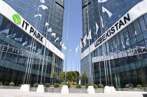 Representatives of IT Park and DOMiNO Ventures hold negotiations