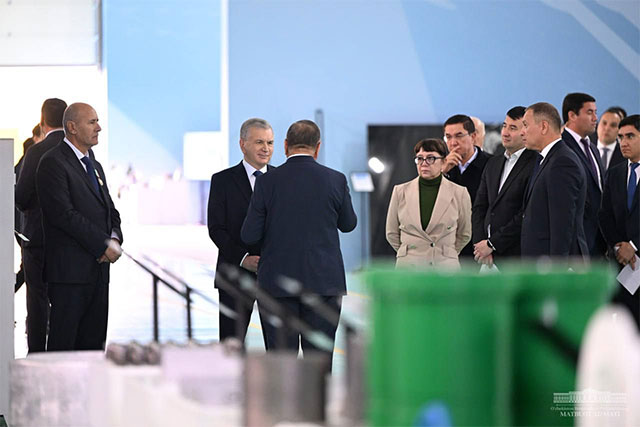 Shavkat Mirziyoyev visits industrial zone in Navoi