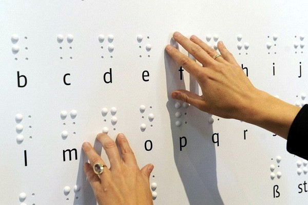 В школах будут преподавать узбекский язык жестов и азбуку Брайля
