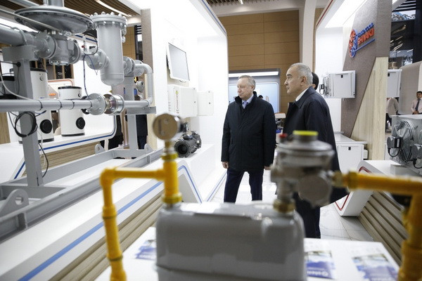 Александр Беглов ознакомился с инновационными производствами в Ташкенте