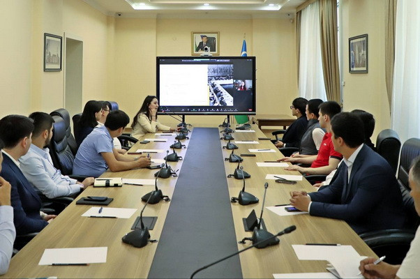 Issues of organizing sales through live broadcasting on e-commerce platforms were discussed