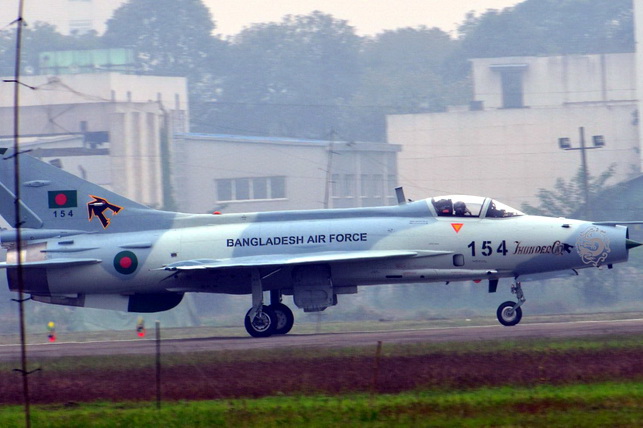 Bangladeshda F-7 o‘quv samolyoti kollejga quladi: halok bo‘lgan va o‘nlab yaralanganlar bor
