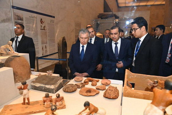 Президент Узбекистана ознакомился с экспозицией Национального музея египетской цивилизации