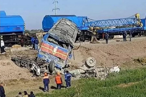 На перегоне Джизак-2 произошло столкновение поезда с грузовой автомашиной