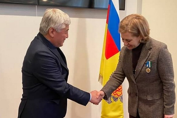 Министр здравоохранения Узбекистана вручил нагрудной знак «Мехр-саховат» руководителю Роспотребнадзора