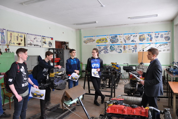 Students with excellent grades of technical schools to enroll to universities on the basis of an interview