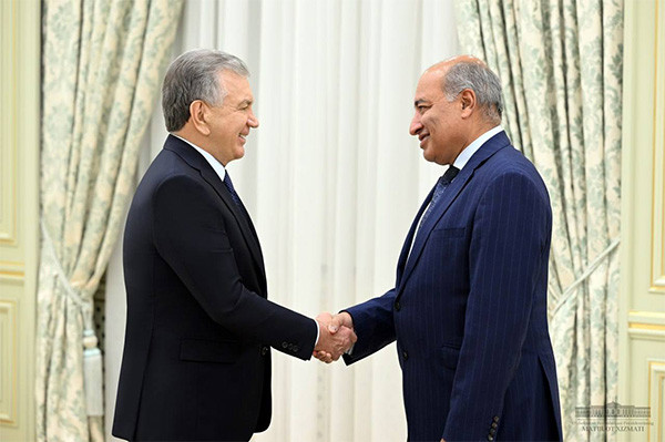 Shavkat Mirziyoyev holds a working meeting with adviser Suma Chakrabarti