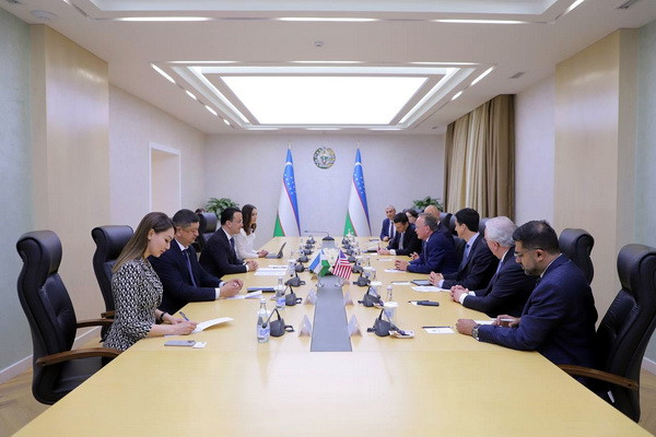 Laziz Kudratov meets with the US delegation