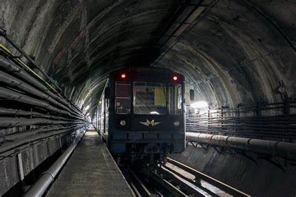 В метро Ташкента поезд встал между станциями