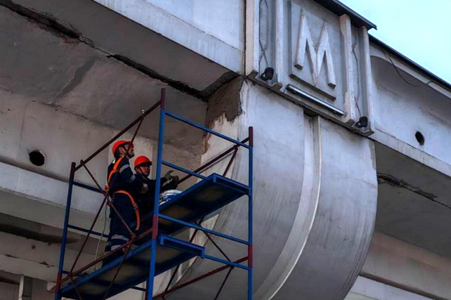 В Ташкенте фрагмент облицовки наземного метро упал на припаркованный автомобиль