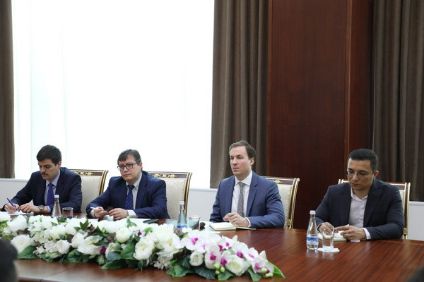 A meeting takes place at the Central Bank with representatives of Citi Bank and Societe Generale
