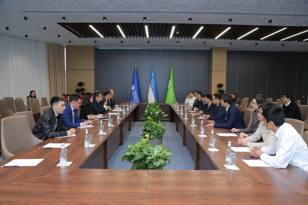 Министр ИКТ встретился с призёрами международного соревнования по программированию