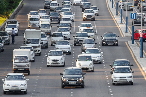 How many new passenger cars were registered in 2023?