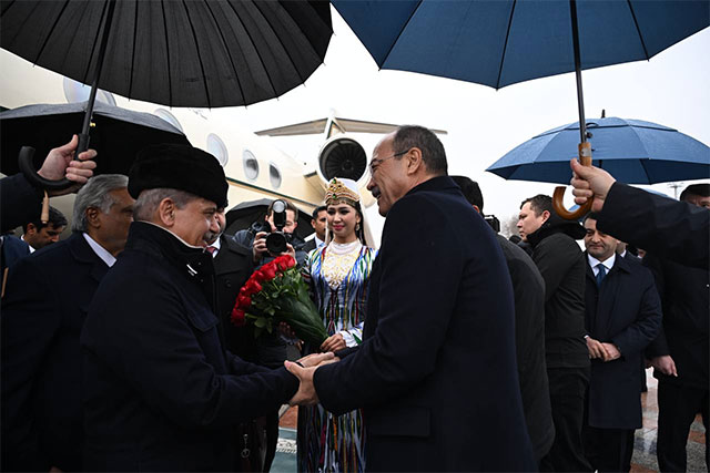 Премьер-министр Пакистана прибыл в Узбекистан