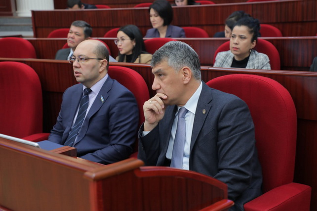 Uzbekistan Parliament Reviews Military Pension Bill