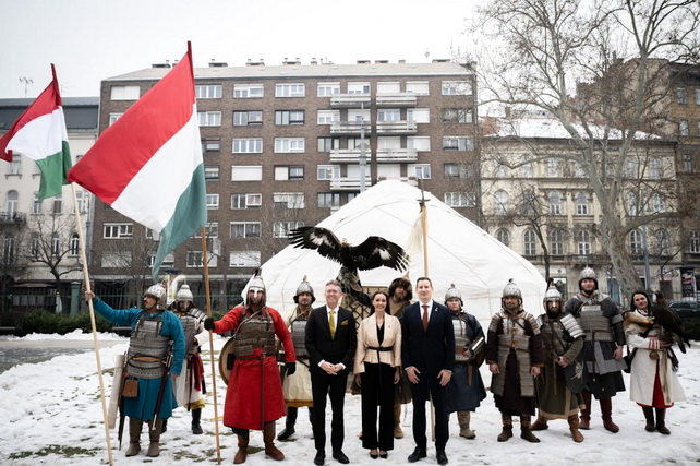 Orlat Plates from Uzbekistan Take Center Stage at Attila Exhibition in Budapest