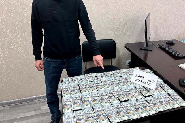 Tashkent Region Cadastral Chamber Employee Detained for Extorting US$5,000