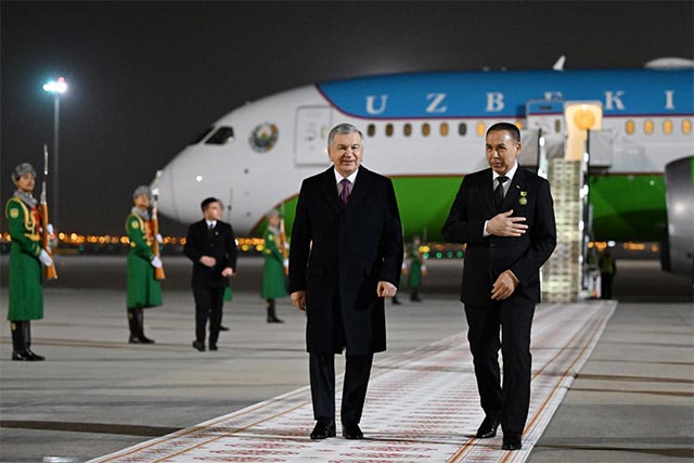 Президент Узбекистана прибыл в Ашхабад для участия в международном форуме по вопросам мира и доверия