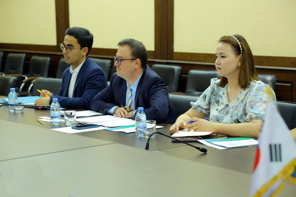A meeting with the delegation of South Korea was held at the Chamber of Commerce and Industry