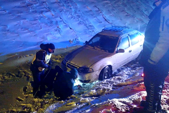Passenger Car Skids into Ditch at Kamchik Pass, Driver Rescued