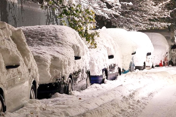 Over 50,000 people were left without electricity and heat in Washington state due to snowfall