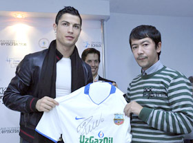 Роналду наградил победителей конкурса ФК «Бунёдкор»