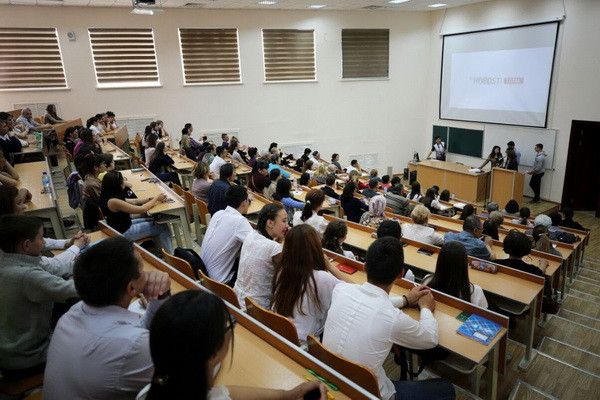 How many boys and girls study in academic lyceums in Uzbekistan?