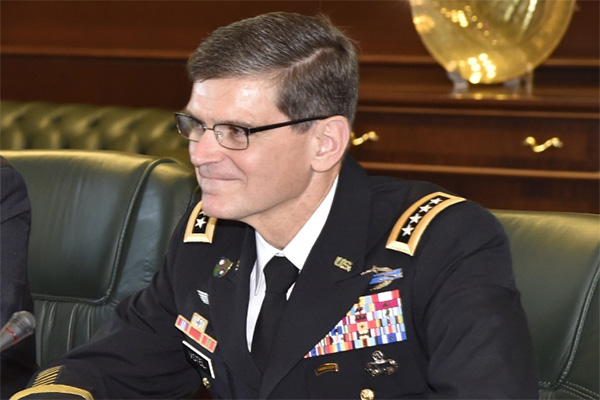 Командующий Центкома ВС США посещает Узбекистан