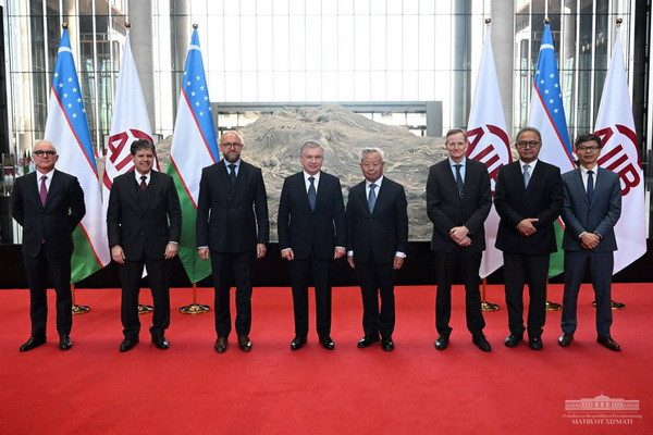 President of Uzbekistan meets with the AIIB President Jin Liqun